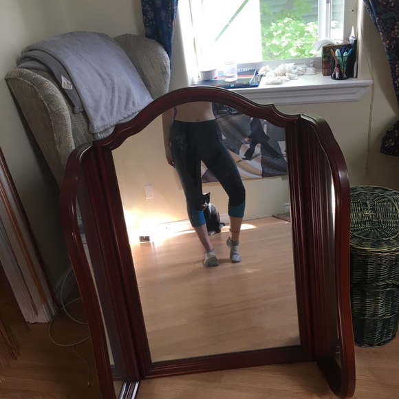 💛Black Capri Yoga Pants with Blue Detailing - Picture 3 of 3